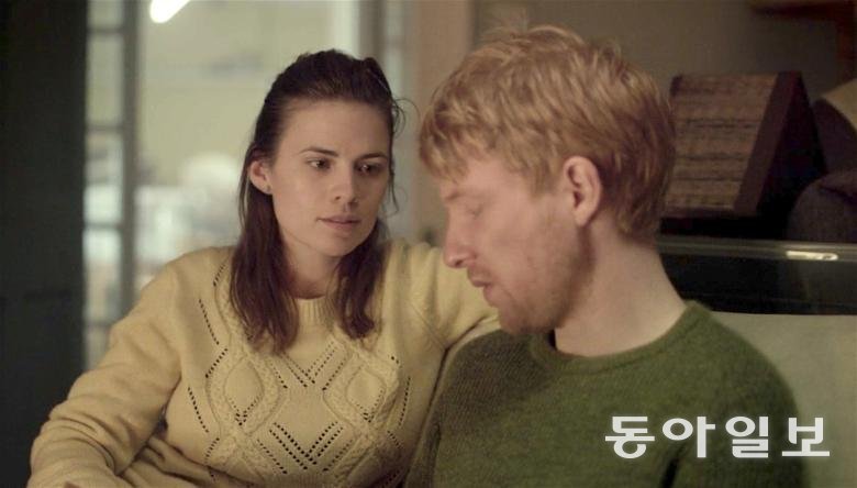 넷플릭스 시리즈 ‘블랙미러’의 에피소드 ‘돌아올게’에서 아내(왼쪽)가 디지털 클론으로 되살아난 남편을 바라보고 있다. 넷플릭스 제공