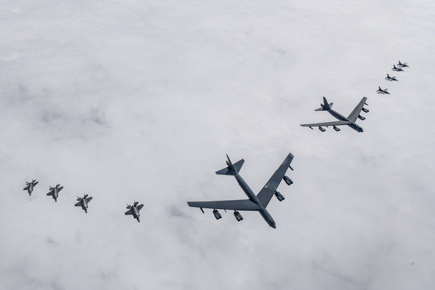 지난 4월14일 한반도 상공에서 우리 공군 F-35A 전투기와 미 공군 B-52H 전략폭격기, F-16 전투기가 참여한 연합 공중훈련이 실시되고 있다. (국방부 제공) 2023.4.14