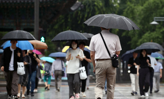 서울 광화문역 인근에서 시민들이 우산을 쓰고 발걸음을 옮기고 있다. 2023.6.29. 뉴스1