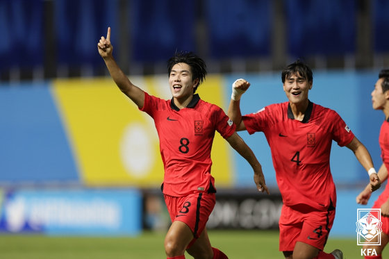 백인우가 29일(현지시간) 태국 빠툼타니 스타디움에서 열린 2023 아시아축구연맹(AFC) 17세 이하(U-17) 아시안컵 4강전 대한민국과 우즈베키스탄의 경기에서 선제골을 넣은 뒤 기뻐하고 있다. (대한축구협회 제공) 2023.6.30