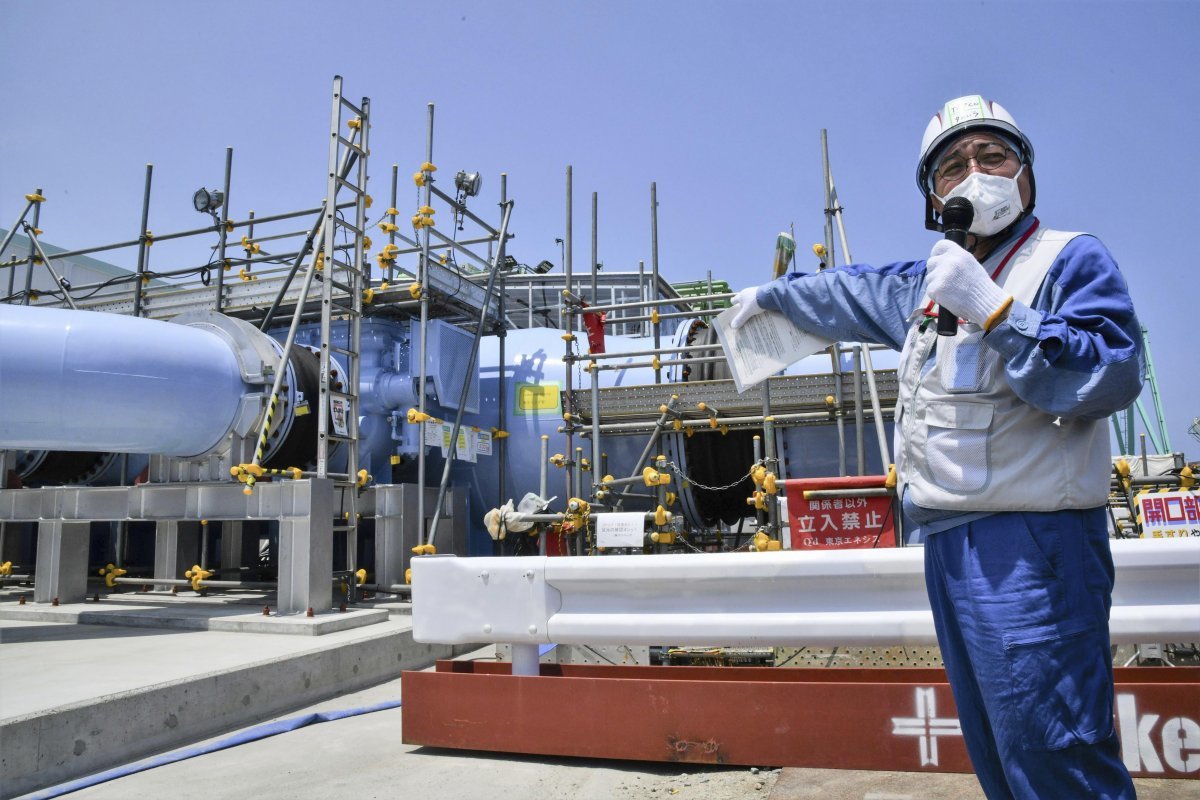 일본 도쿄전력 직원이 지난달 26일 후쿠시마 제1원자력발전소에서 오염수 방출 설비에 대해 설명하고 있다. 가리키고 있는 부분은 원전 오염수 삼중수소 농도를 낮추기 위한 희석용 바닷물이 흐르는 배관이다. 후쿠시마=AP 뉴시스