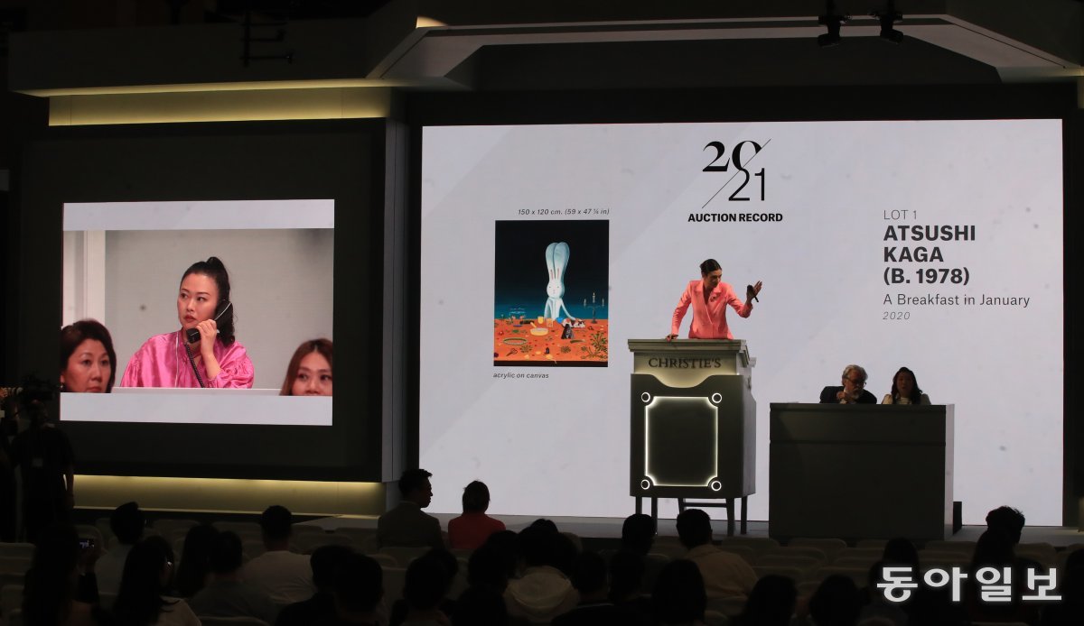 5월28일 홍콩 컨벤션센터에서 열린 20, 21세기 미술 이브닝 경매에서 전화 응찰을 하고 있는 에이다 츄이(왼쪽). 홍콩=장승윤 기자 tomato99@donga.com