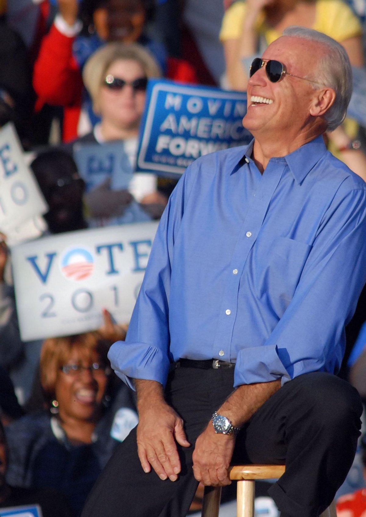 조 바이든 미국 대통령이 ‘시그너처 룩’인 선글라스에 푸른색 셔츠를 입은 모습. 백악관 홈페이지