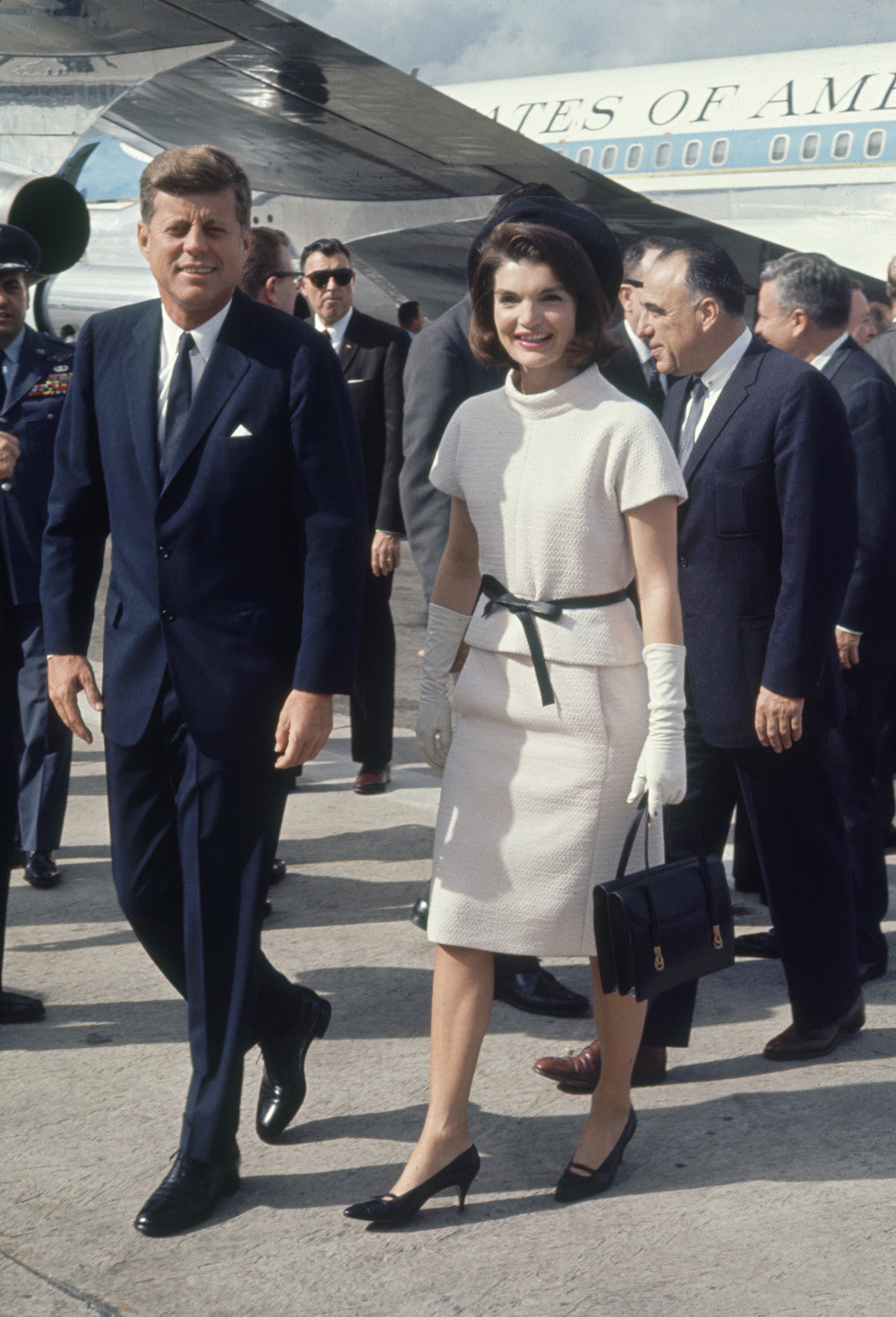 1963년 존 F 케네디 대통령 부부가 텍사스를 방문한 모습. 케네디 대통령은 투버튼 양복, 재클린 여사는 샤넬 투피스를 입었다. 다음날 케네디 대통령은 댈러스에서 암살당했다. 존 F 케네디 대통령 도서관 홈페이지