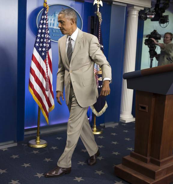 2014년 기자회견에서 갈색 양복을 입은 버락 오바마 대통령. 백악관 홈페이지