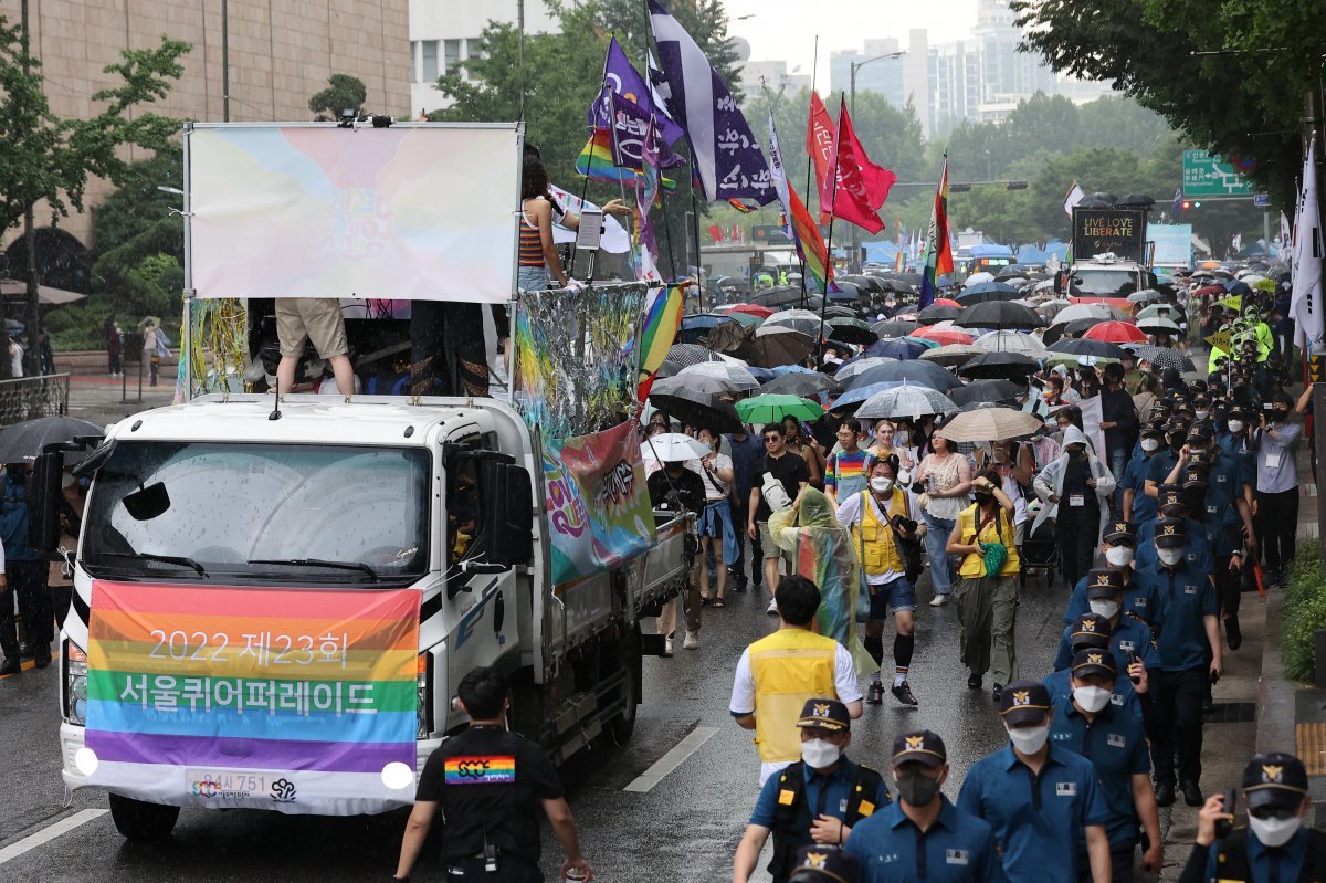 16일 서울광장 일대에서 2022 제23회 서울퀴어퍼레이드 참가자들이 행진하고 있다. 2022.7.16/뉴스1