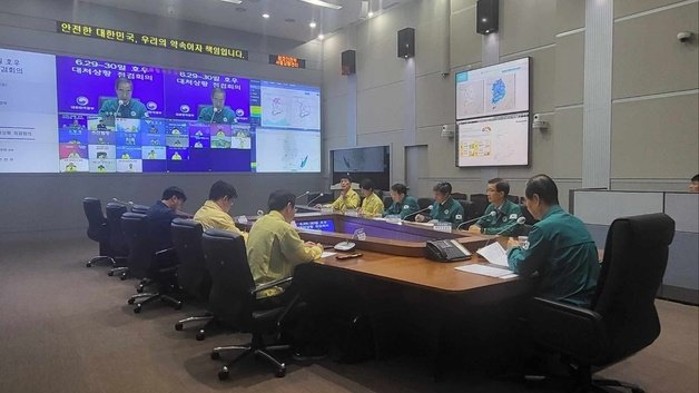 한덕수 국무총리 총리는 1일 오전 행정안전부 중앙재난안전상황실 서울상황센터에서 관계기관과 영상회의를 갖고 호우 대처 상황을 점검했다. 총리실 제공