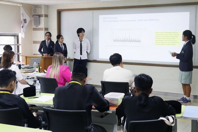 지구환경 분야에 참가한 한국과학영재학교(KSA)-싱가포르 NUS고등학교 공동 연구팀이 발표를 진행하고 있다. KSA 제공