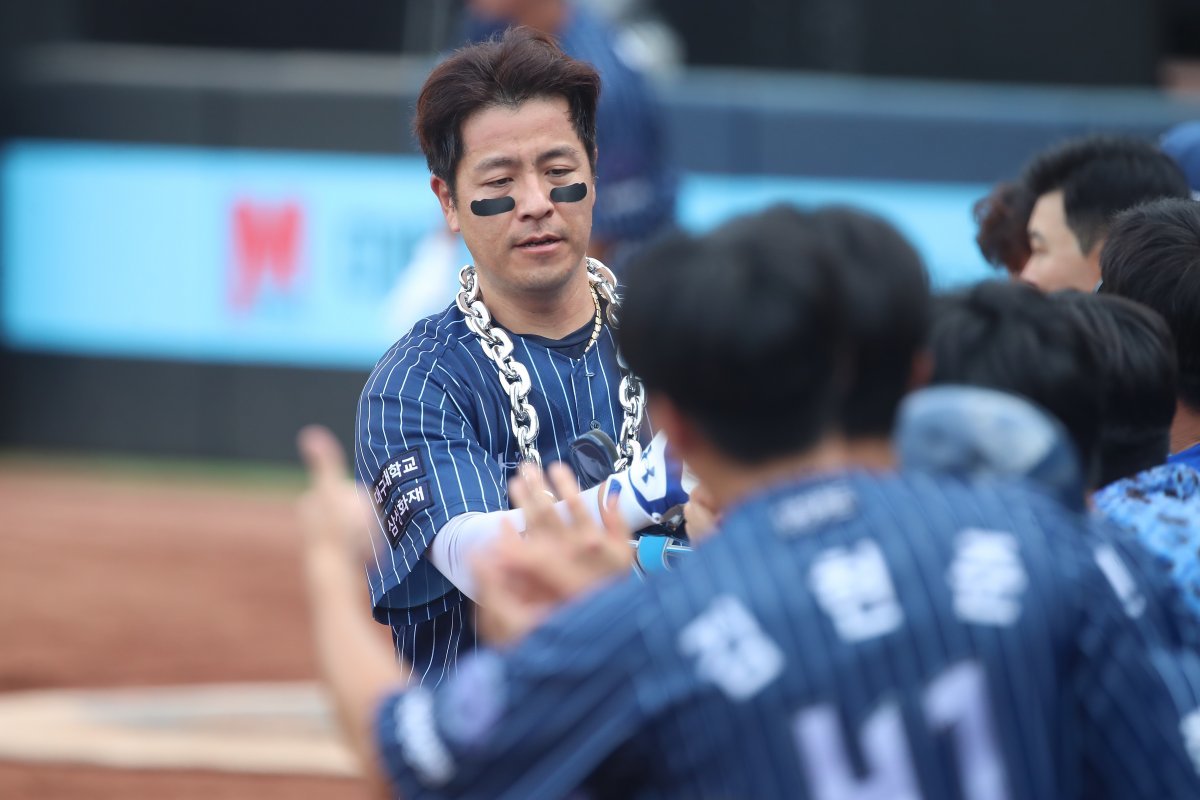 프로야구 삼성의 강민호(왼쪽)가 2일 한화전에서 0-1로 뒤진 2회말 무사 주자없는 상황에 동점 솔로포를 때려낸 뒤 동료들의 축하를 받고 있다. 뉴스1