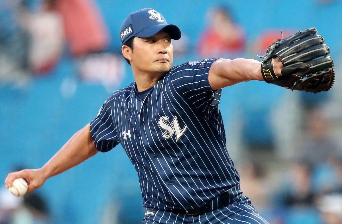 삼성의 오승환이 2일 한화전에서 2-1로 앞선 9회초 마운드에 올라 공을 던지고 있다. 뉴스1