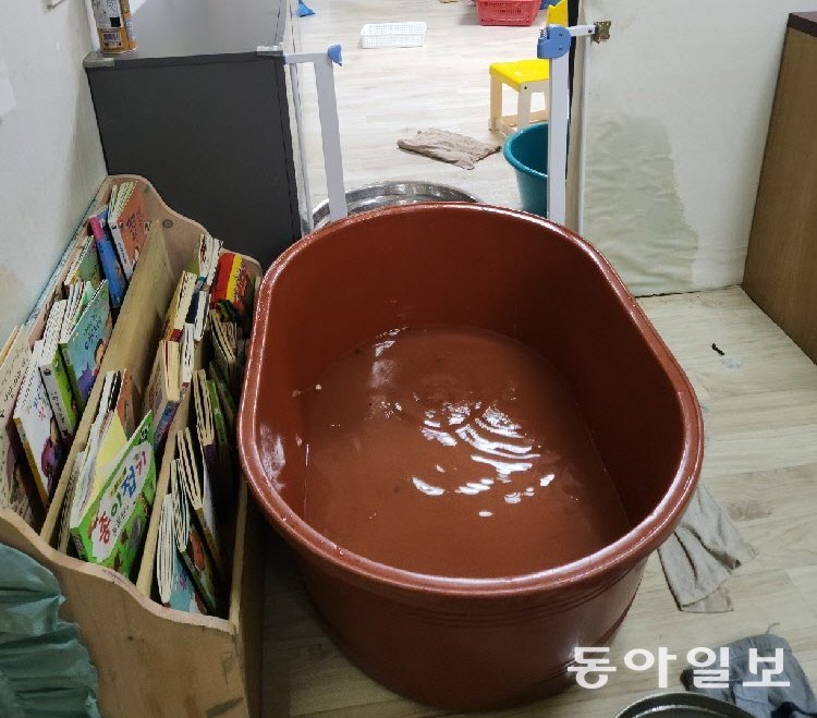 광주 광산구에 시간당 최고 50mm가량의 폭우가 내린 지난달 28일 광주 이주민 영유아돌봄센터 공부방에 빗물이 뚝뚝 떨어지고 있다. 이형주 기자 peneye09@donga.com