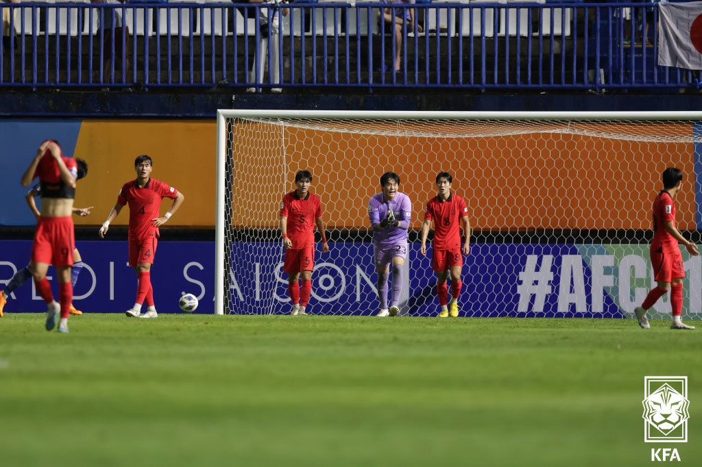 한국 17세 이하(U-17) 축구 국가대표팀 선수들이 2일 태국 빠툼타니 스타디움에서 열린 일본과의 아시아축구연맹(AFC) U-17 아시안컵 결승에서  후반 21분 일본에 2번째 골을 내준 뒤 아쉬워하고 있다. 이날 한국은 일본에 0-3으로 지며 준우승했다. 대한축구협회 제공