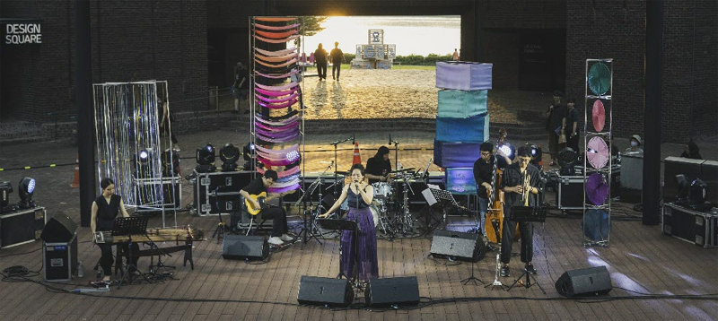 지난해 8월 강원 춘천시의 KT&G 상상마당 야외 무대에서 ‘덩기두밥 프로젝트’가 공연하고 있다. 이들은 이 무대의 첫 곡으로 강원도 토속민요를 재해석한 ‘베틀노래’를 선보였다. 덩기두밥 프로젝트 제공