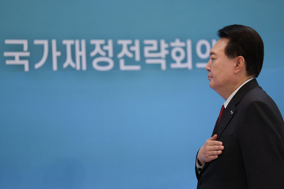 윤석열 대통령이 28일 오후 서울 종로구 청와대 영빈관에서 열린 2023년 국가재정전략회의에 참석해 국기에 대한 경례를 하고 있다. 대통령실 제공