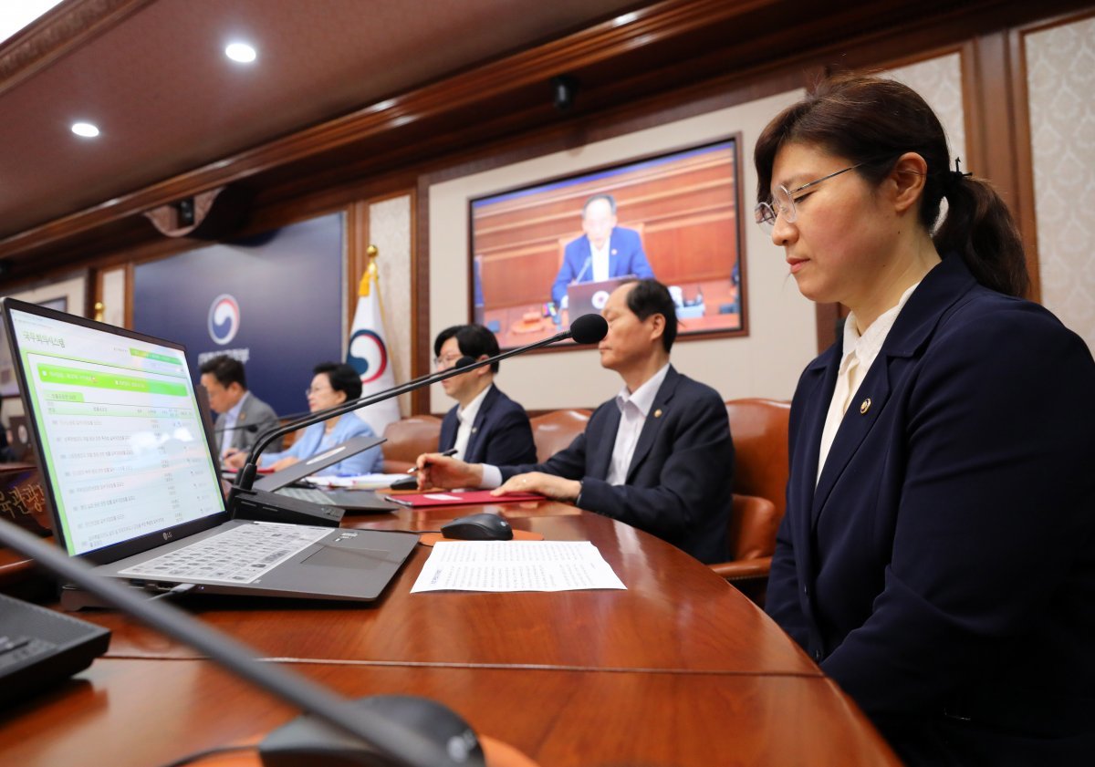 장미란 신임 문화체육관광부 제2차관이 3일 오전 서울 종로구 정부서울청사에서 열린 국무회의에 참석해 추경호 경제부총리 겸 기획재정부 장관의 발언을 듣고 있다. 뉴시스