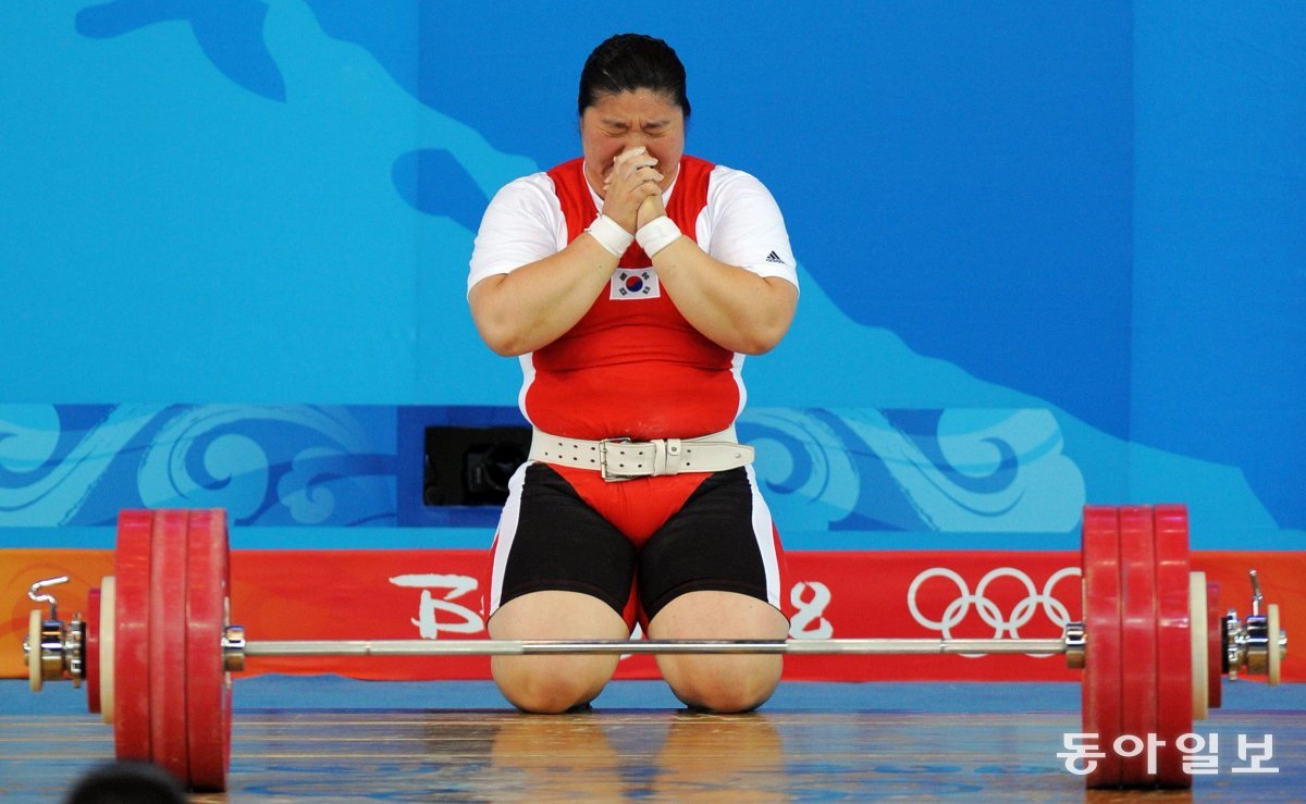 2008년 베이징 올림픽에서 금메달을 딴 뒤 감격해하고 있는 장미란 선수. 이훈구 기자 ufo@donga.com