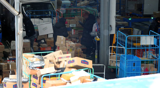 CJ대한통운택배 터미널에서 택배기사들이 배송 준비작업을 하고 있다.  2023.1.26/뉴스1