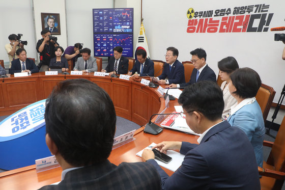 이재명 더불어민주당 대표가 3일 오전 서울 여의도 국회에서 열린 최고위원회의에서 모두발언을 하고 있다. 2023.7.3 뉴스1