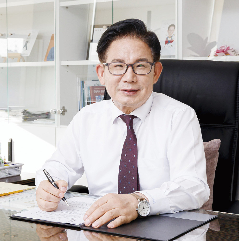 박강수 마포구청장은 구민이 원하는 행정, 구민을 위한 행정으로 구정을 꾸려나가겠다고 밝혔다. 마포구 제공