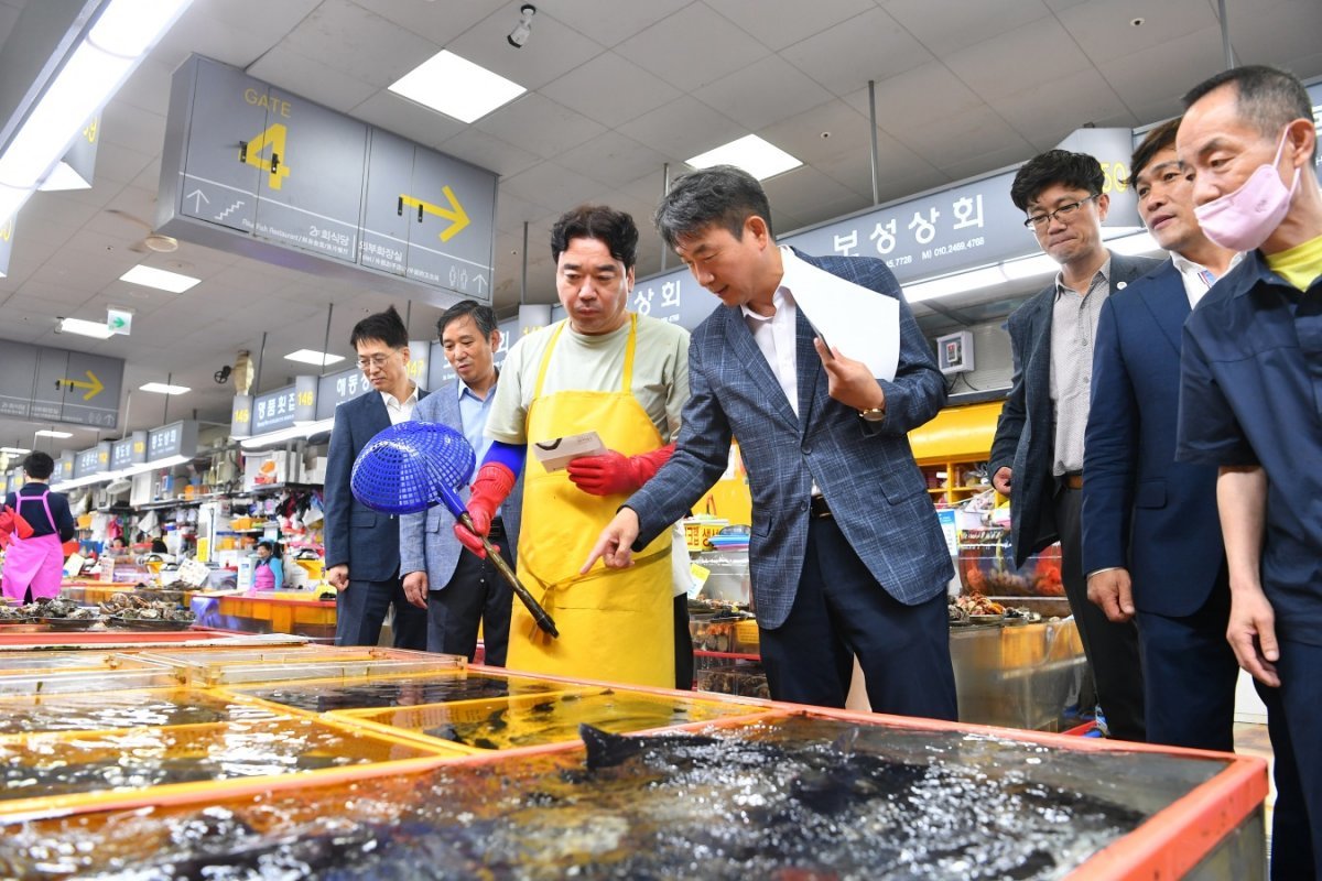 지난달 26일 부산 중구 자갈치시장에서 부산시 안병윤 행정부시장(왼쪽 네번째)이 상인과 대화를 나누고 있다. 부산시 제공