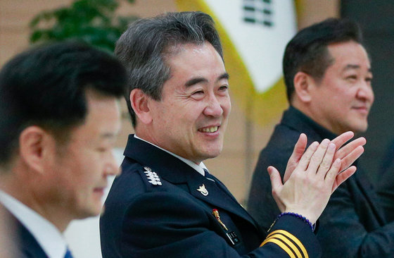 윤희근 경찰청장이 28일 서울 마포구 광역수사단에서 열린 특진 임용식에 참석해 임용 대상자들과 가족들의 소감을 들으며 손뼉치고 있다. 2023.2.28/뉴스1