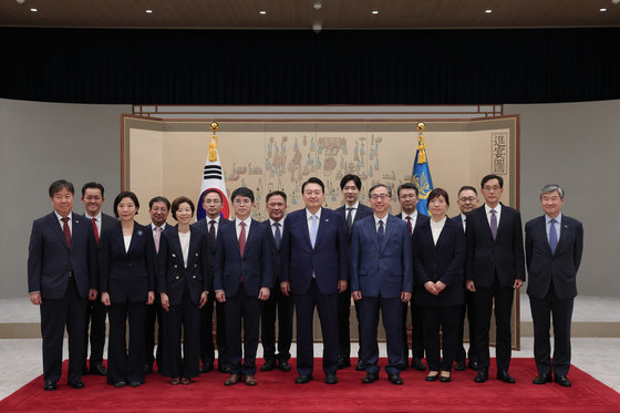 윤석열 대통령이 3일 용산 대통령실 자유홀에서 장미란 문화체육관광부 2차관 등 신임 차관들에게 임명장을 수여한 뒤 기념 촬영하고 있다. 대통령실 제공