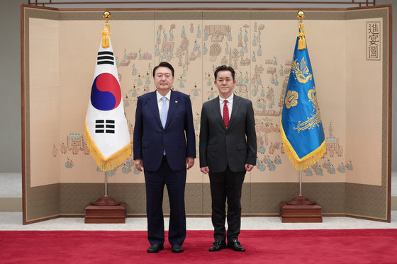 윤석열 대통령이 3일 용산 대통령실 자유홀에서 임상준 신임 환경부 차관에게 임명장을 수여한 뒤 기념 촬영하고 있다. (대통령실 제공) 2023.7.3/뉴스1 ⓒ News1