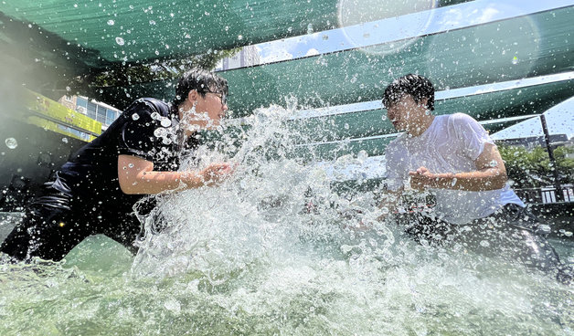 서울 지역에 폭염주의보가 내려진 3일 서울 송파구 성내천물놀이장에서 학생들이 물놀이를 하며 더위를 식히고 있다. 2023.7.3 뉴스1