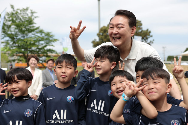 윤석열 대통령이 14일 서울 용산어린이정원 스포츠 필드에서 열린 전국 유소년 축구대회 현장을 찾아 어린이들과 기념 촬영하고 있다. (대통령실 제공) 2023.5.14