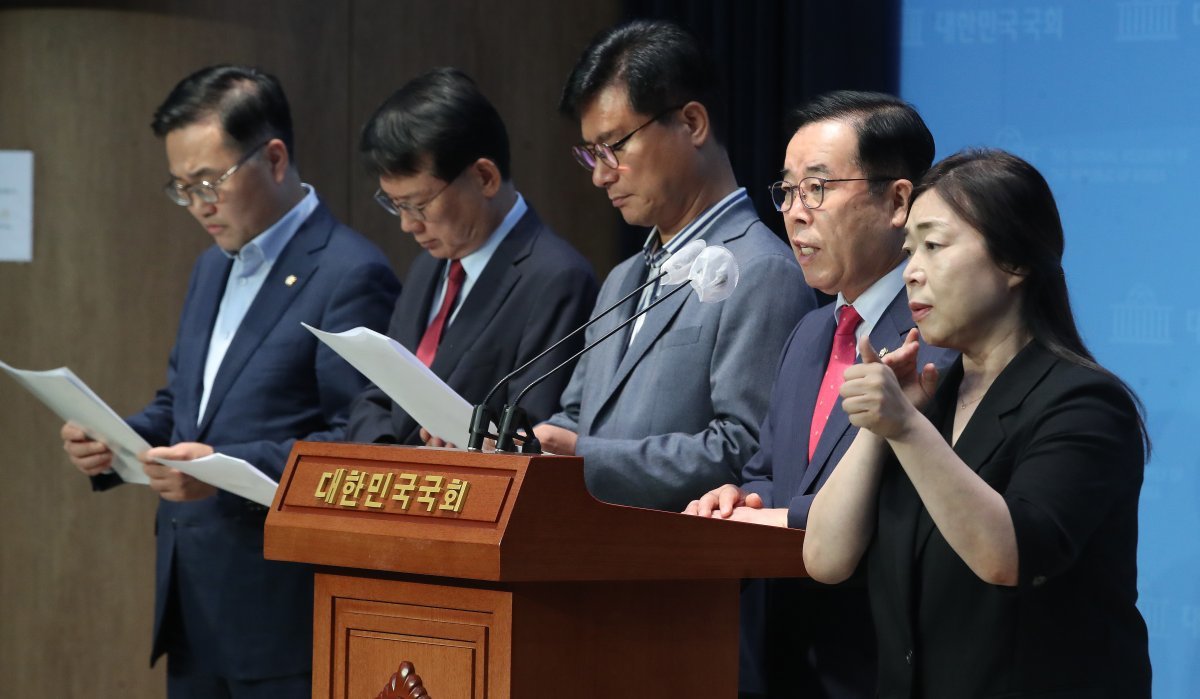 박성중 국민의힘 과학기술정보방송통신위원회 간사를 비롯한 과방위 의원들이 3일 오전 서울 여의도 국회 소통관에서 KBS의 지상파방송사업자 재허가 점수 미달 관련 기자회견을 갖고 있다. 2023.7.3/뉴스1