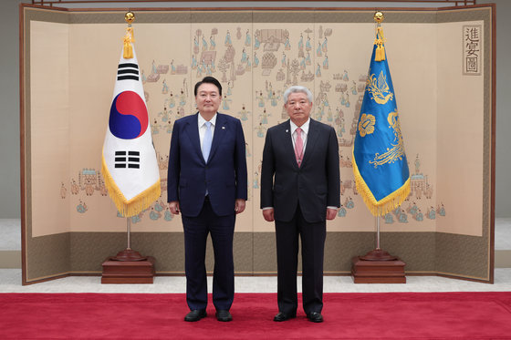 윤석열 대통령이 3일 용산 대통령실 자유홀에서 김홍일 국민권익위원회 위원장에게 임명장을 수여한 뒤 기념 촬영하고 있다. (대통령실 제공) 2023.7.3/뉴스1 ⓒ News1