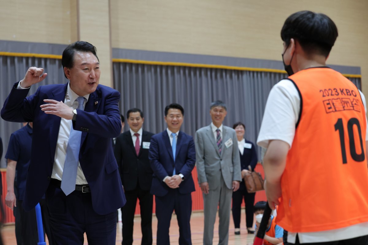 윤석열 대통령이 3일 오후 방과 후 교육 활동·돌봄을 제공하는 늘봄학교 시범학교인 경기 수원초등학교를 찾아 간이야구 수업(티볼교실)에 직접 참여하고 있다. 2023.7.3. 대통령실 제공