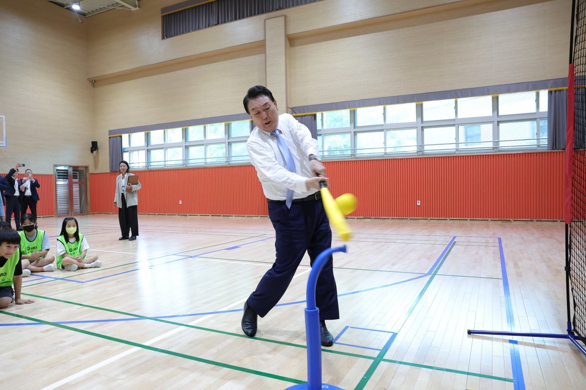 윤석열 대통령이 3일 오후 방과 후 교육 활동·돌봄을 제공하는 늘봄학교 시범학교인 경기 수원초등학교를 찾아 간이야구 수업(티볼교실)에 직접 참여하고 있다. 2023.7.3. 대통령실 제공