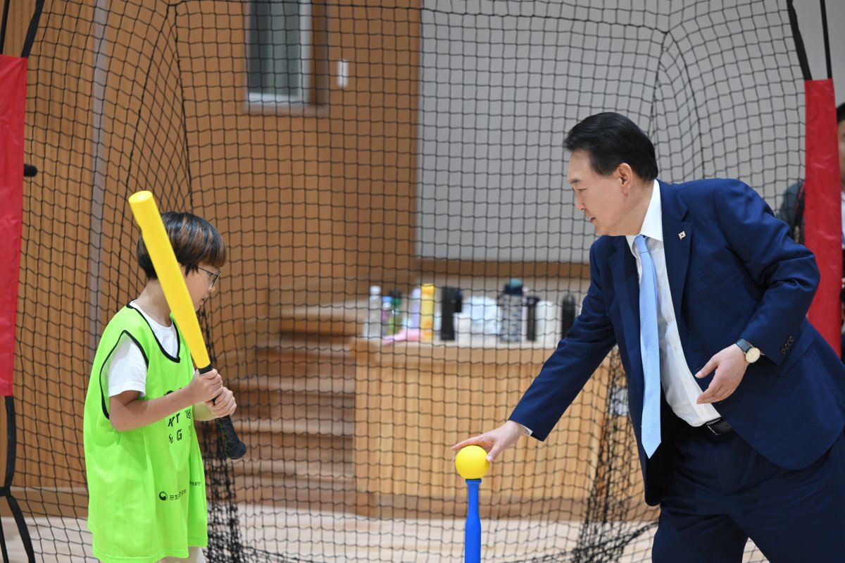 윤석열 대통령이 3일 오후 방과 후 교육 활동·돌봄을 제공하는 늘봄학교 시범학교인 경기 수원초등학교를 찾아 간이야구 수업(티볼교실)에 직접 참여하고 있다. 2023.7.3. 대통령실 제공