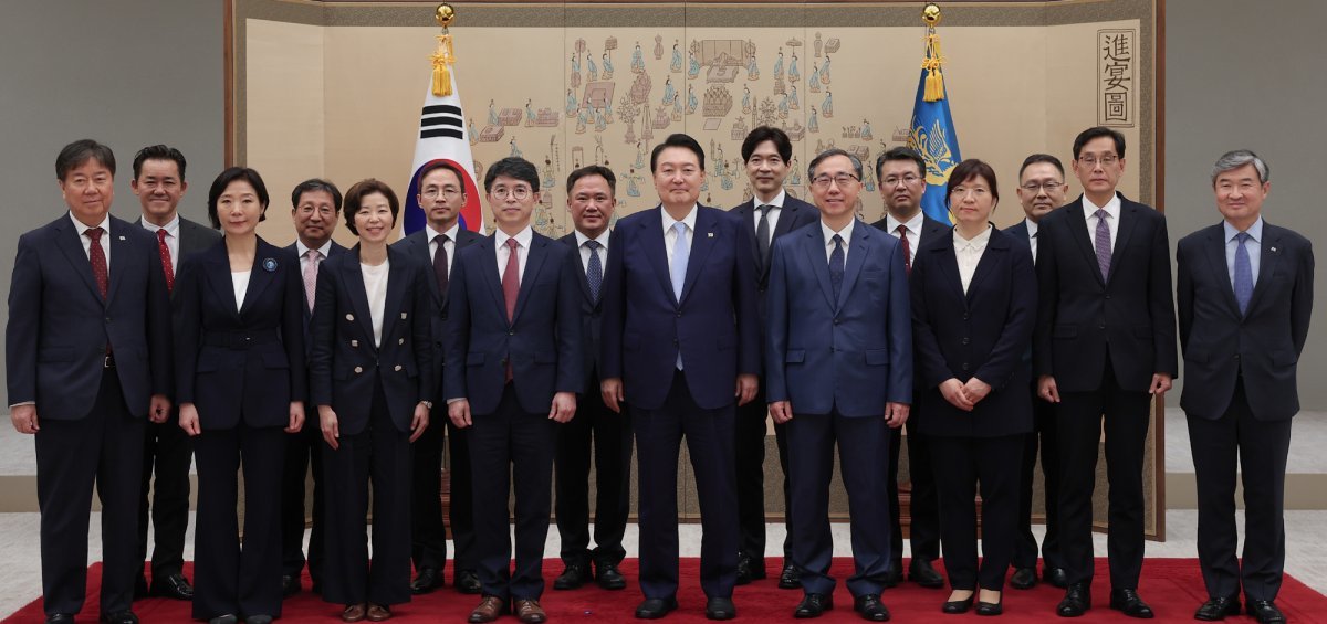 윤석열 대통령이 3일 용산 대통령실 자유홀에서 장미란 문화체육관광부 2차관 등 신임 차관들에게 임명장을 수여한 뒤 기념 촬영하고 있다. 대통령실 제공