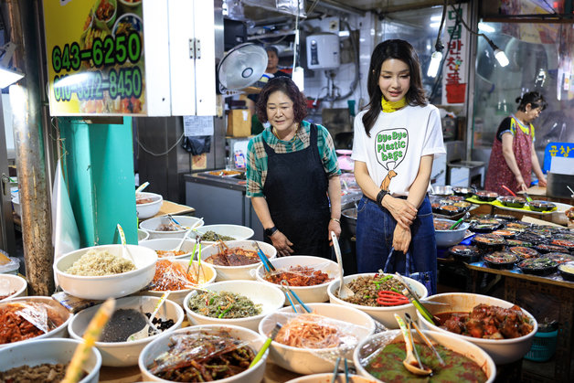 김건희 여사가 3일 강원 강릉시 중앙·성남시장을 찾아 상인과 대화를 하고 있다. (대통령실 제공)뉴스1