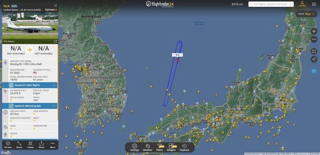 미 공군 정찰기 RC-135S ‘코브라볼’이 4일 오전 동해 상공을 비행 중이다. (플라이트레이더24 캡처)