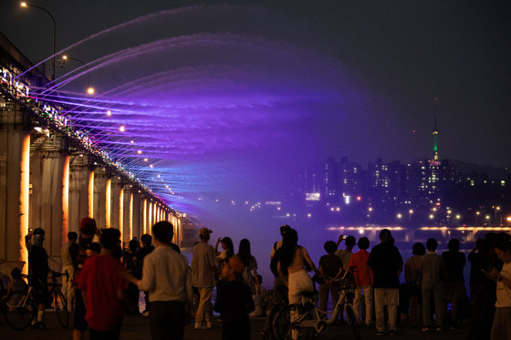 3일 저녁 서울 반포한강공원을 찾은 시민 및 관광객들이 달빛무지개분수를 보며 더위를 식히고 있다. 열대야는 오후 6시1분부터 다음날 오전 9시까지 최저기온이 25도 이상 유지되는 것을 말한다. 2023.7.3/뉴스1