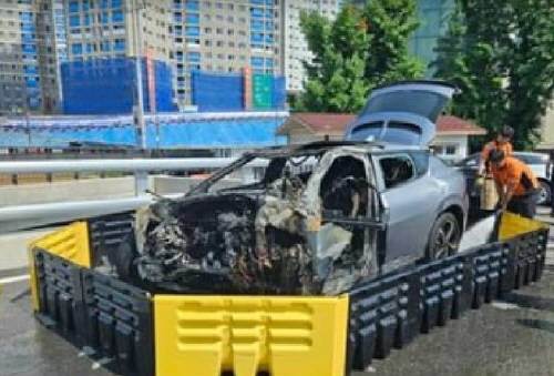 경기 광주시 한 국도에서 전기차량이 옹벽을 충돌한 후 화재가 나 50대 운전자가 숨졌다. (사진=경기도소방재난본부 제공). 뉴시스