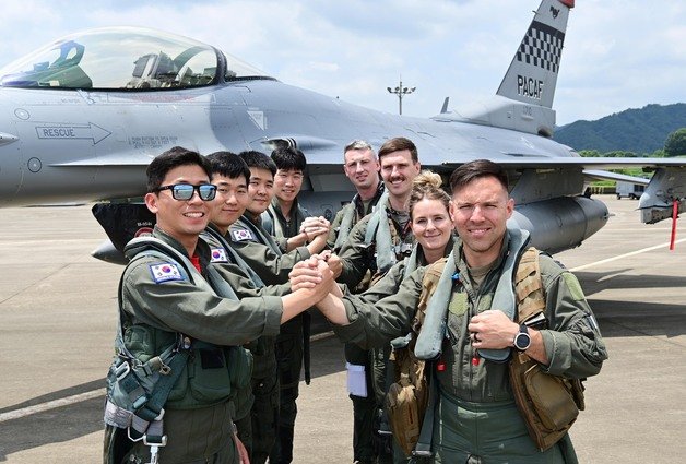 ‘쌍매훈련’에 참가한 한미 공군 조종사들. (국방일보)