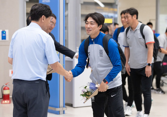 아시아축구연맹(AFC) U-17 아시안컵에서 준우승을 차지한 변성환 대한민국 축구 대표팀 감독이 4일 오전 인천국제공항을 통해 귀국하고 있다. 2023.7.4 뉴스1