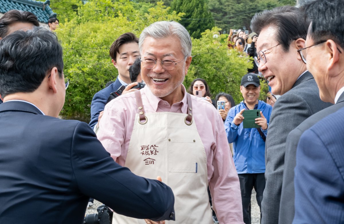 문재인 전 대통령이 경남 양산 평산마을에 문을 연 평산책방을 찾은 더불어민주당 이재명 대표 등을 맞이하고 있다. 2023.5.10. 공동취재/뉴스1