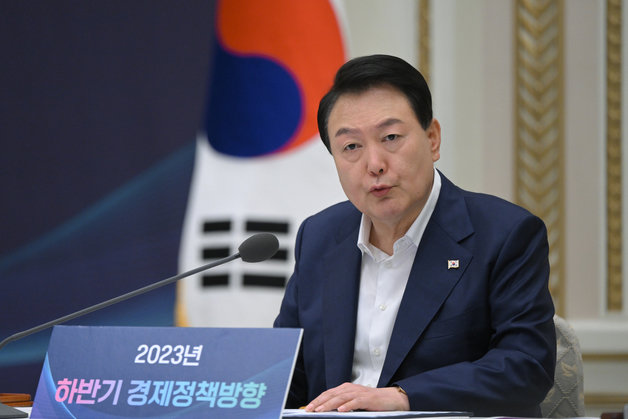 윤석열 대통령이 4일 오전 청와대 영빈관에서 2023년 하반기 경제정책방향에 관한 제18차 비상경제민생회의를 주재하고 있다. (대통령실 제공) 2023.7.4/