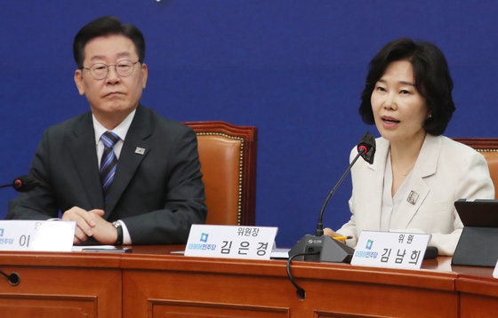 김은경 더불어민주당 혁신위원장이 20일 오전 서울 여의도 국회에서 열린 혁신기구 발족식에서 인사말을 하고 있다. 2023.6.20/뉴스1