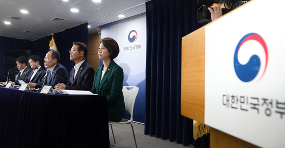 추경호 경제부총리 겸 기획재정부 장관과 관계부처 장차관들이 4일 오후 서울 종로구 세종대로 정부서울청사에서 2023년 하반기 경제정책방향 관계부처 합동 브리핑을 하고 있다. 2023.7.4. 뉴스1