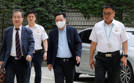 정진상 전 정무조정실장이 대장동 개발 재판에 출석하기 위해 서울중앙지법에 들어서고 있다. 2023.7.4/뉴스1