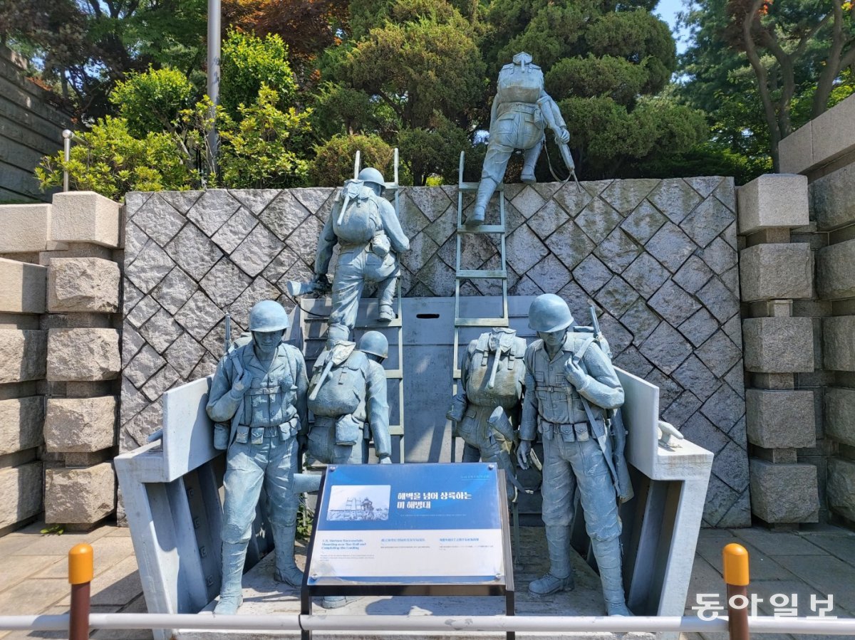 인천상륙작전 기념관 외부에 조성된 ‘해벽을 넘어 상륙하는 미 해병대’ 조각상.  구자룡 화정평화재단 21세기평화연구소장