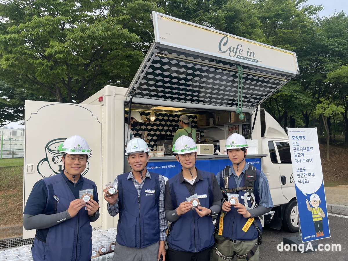 현대엔지니어링 현장 직원들이 준비된 간식차 앞에서 기념촬영하는 모습. 현대엔지니어링 제공