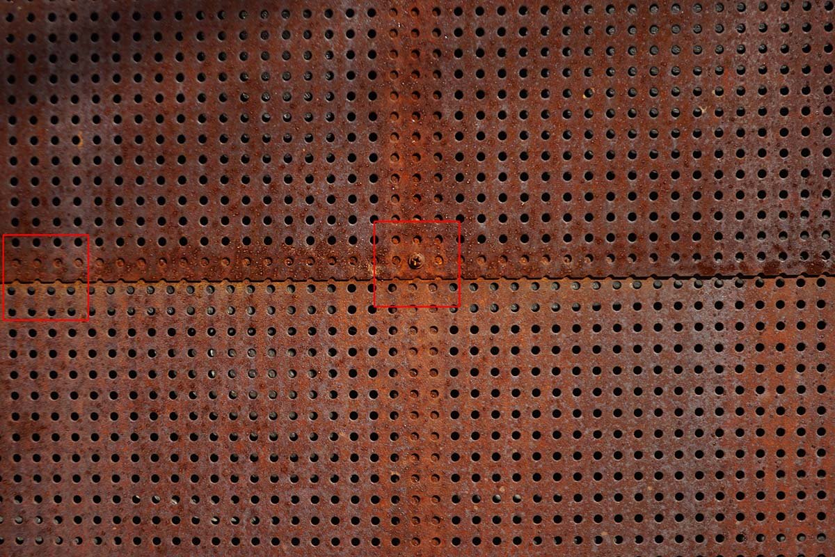 100% 확대했을 때 해상력을 볼 수 있는 벽과 수평이 되도록 촬영합니다. 사진에서는 중앙부와 주변부를 각각 100% 크롭합니다. 출처=IT동아