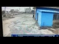 4일 오후 제주시 구좌읍 세화포구에서 SUV 한대가 바다로 돌진하는 장면.(제주동부소방서 제공)